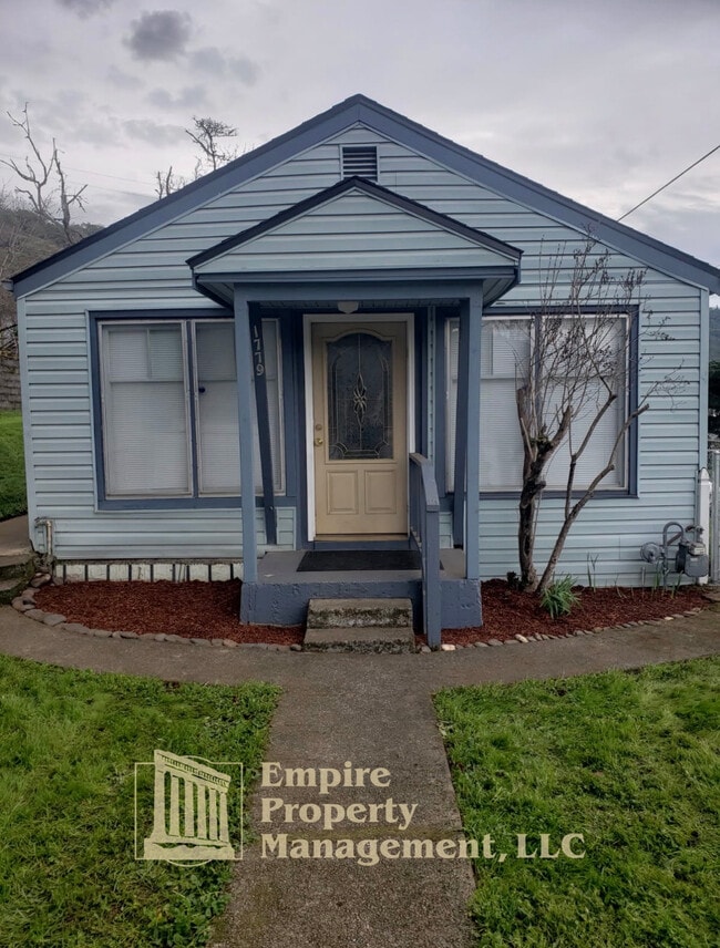 1179 SE Giles St in Roseburg, OR - Building Photo - Building Photo