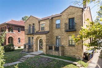 7358 Pershing Ave in University City, MO - Building Photo - Building Photo