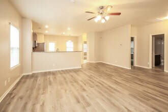 138 Pequin Rd in Crosby, TX - Foto de edificio - Building Photo