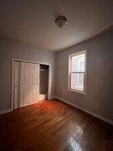 143 Pearsall Ave, Unit 2 in Jersey City, NJ - Foto de edificio - Building Photo