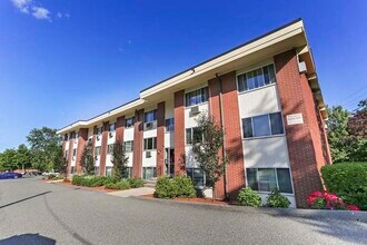 74 Beach St, Unit Continental Court in Woburn, MA - Foto de edificio - Building Photo