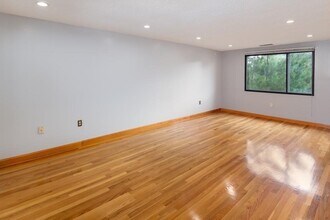 30 Revere Beach Pky, Unit 1 in Medford, MA - Foto de edificio - Building Photo