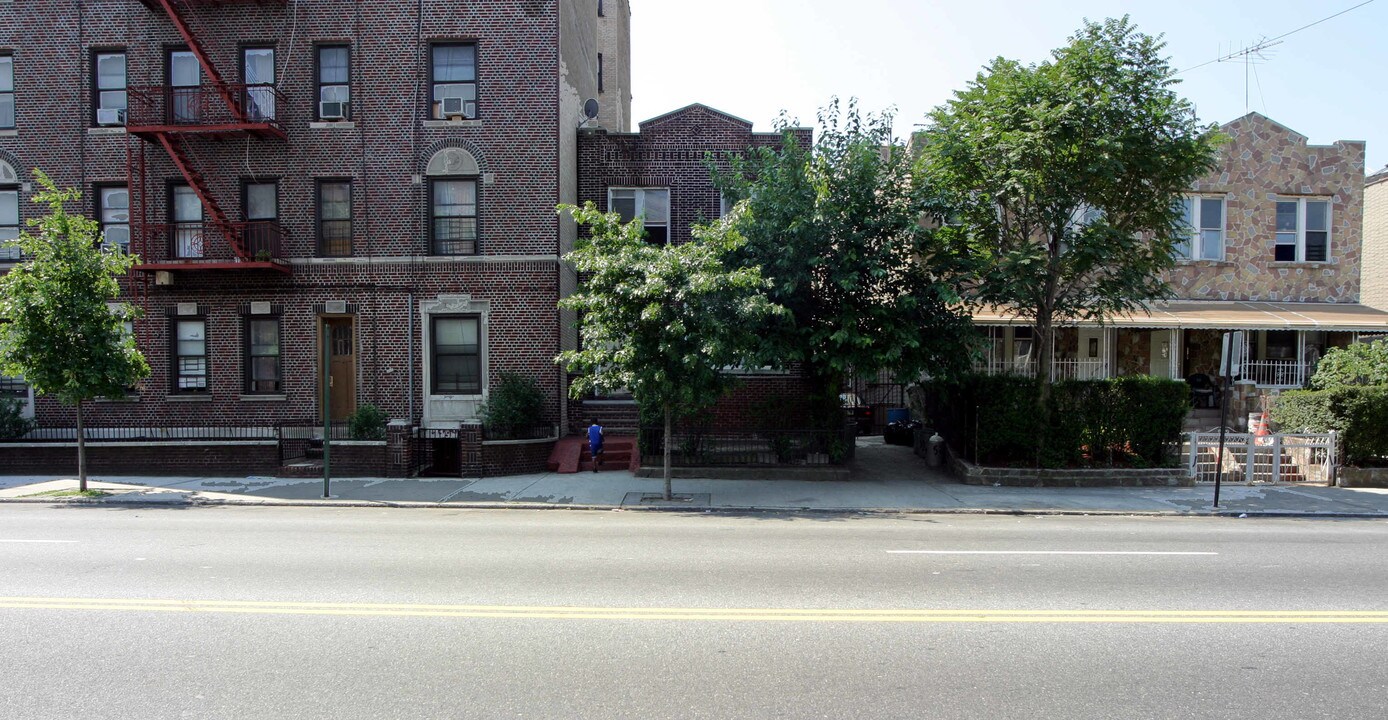 574 Empire Blvd in Brooklyn, NY - Building Photo