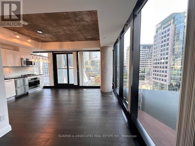 224 King St W in Toronto, ON - Building Photo - Building Photo