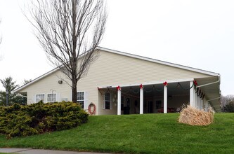 Friendship Terrace in Cuyahoga Falls, OH - Foto de edificio - Building Photo