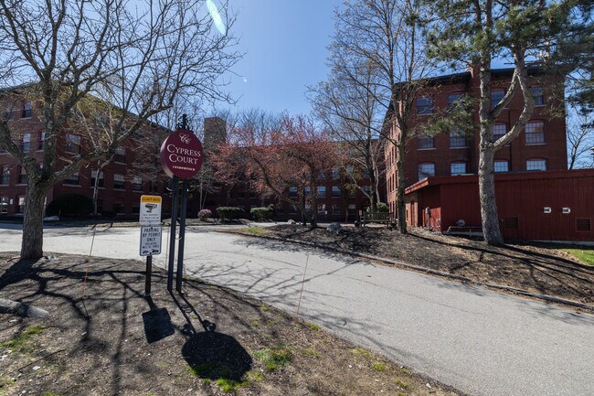 335 Cypress St in Manchester, NH - Foto de edificio - Building Photo