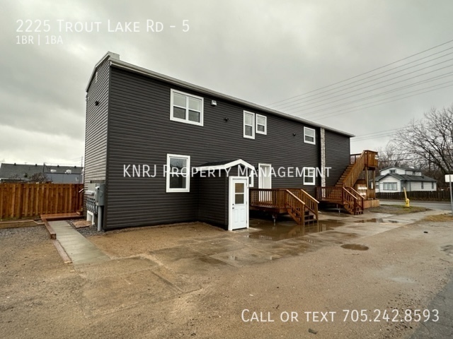 2225 Trout Lake Rd in North Bay, ON - Building Photo