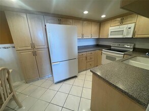 400 Island Way, Unit 711 in Clearwater, FL - Building Photo - Building Photo