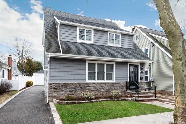 9 Capitol Ave in Williston Park, NY - Building Photo - Building Photo