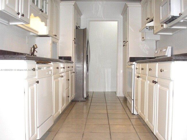 11111 SW 78th Ct in Pinecrest, FL - Foto de edificio - Building Photo