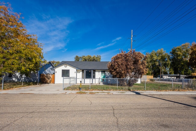 924 E Georgia Ave in Nampa, ID - Building Photo - Building Photo