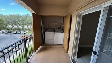 101 SW 117th Ave in Pembroke Pines, FL - Foto de edificio - Building Photo