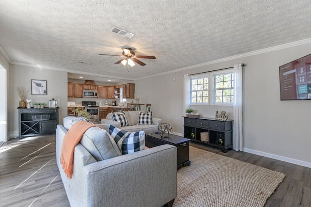 196 Etowah Dr in Cartersville, GA - Building Photo