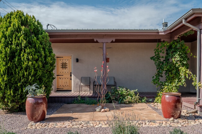 1417 Agua Fria St, Unit Front in Santa Fe, NM - Building Photo - Building Photo