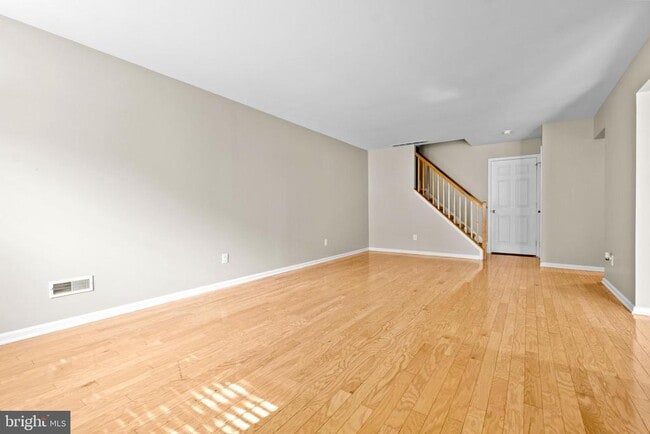 property at 3906 Grenwich Ln
