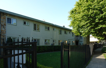 Green Villa Apartments in San Jose, CA - Foto de edificio - Building Photo