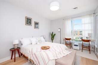 1691 Commonwealth Ave, Unit 402 in Boston, MA - Building Photo - Building Photo