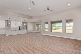 1229 N 106th Pl in Mesa, AZ - Foto de edificio - Building Photo