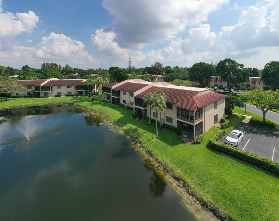 21218 Lago Cir-Unit -B in Boca Raton, FL - Building Photo