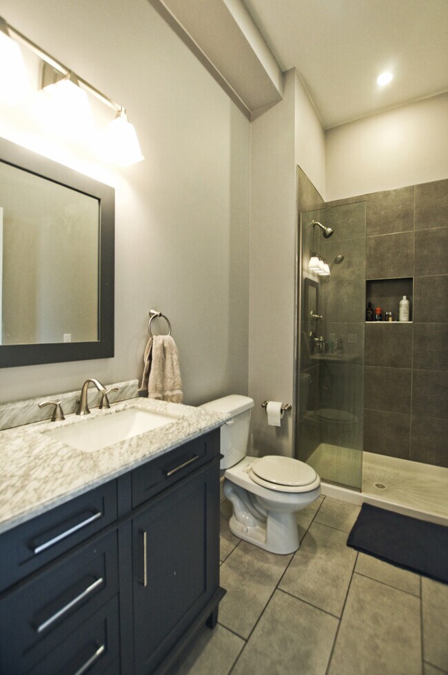 869 Beacon St, Unit 1 in Boston, MA - Foto de edificio - Building Photo