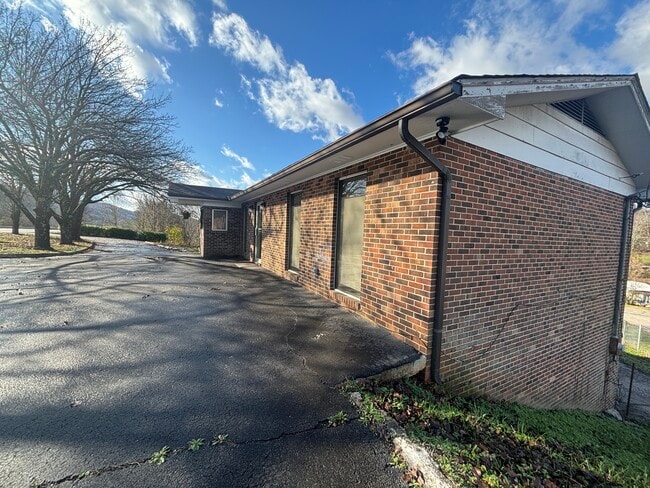 2643 Lake City Hwy in Clinton, TN - Building Photo - Building Photo