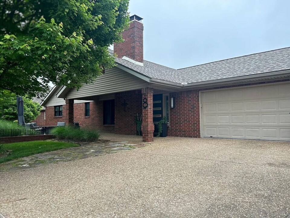 8 W Prairie Dunes Ct in Rogers, AR - Building Photo