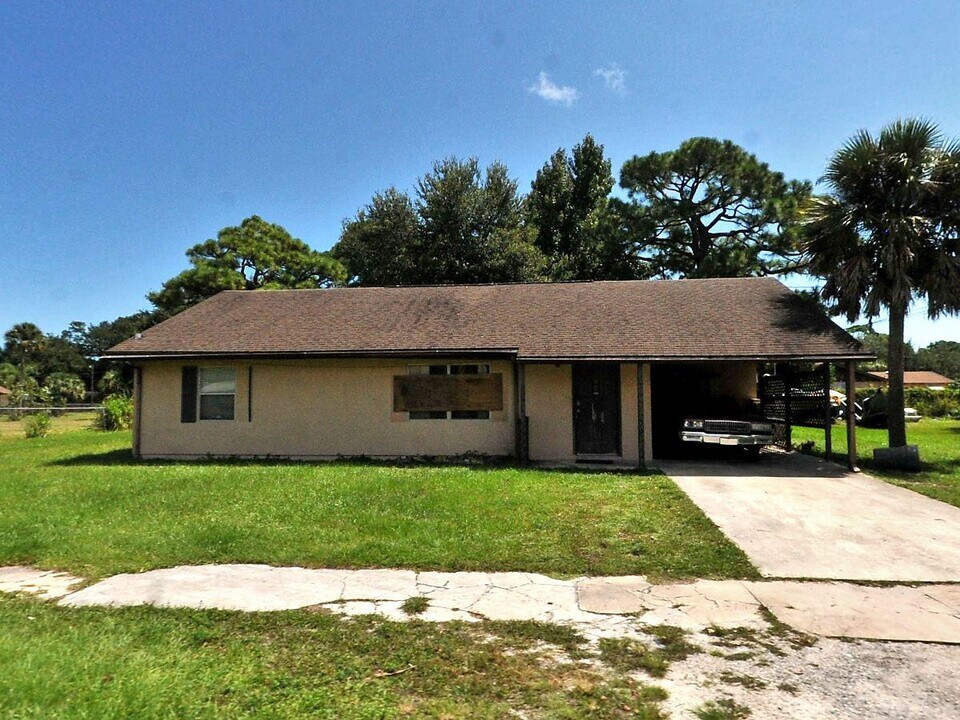 2808 Navajo Ave in Fort Pierce, FL - Building Photo