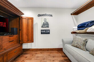 201 Shady Ozark Ln in Sunrise Beach, MO - Foto de edificio - Building Photo