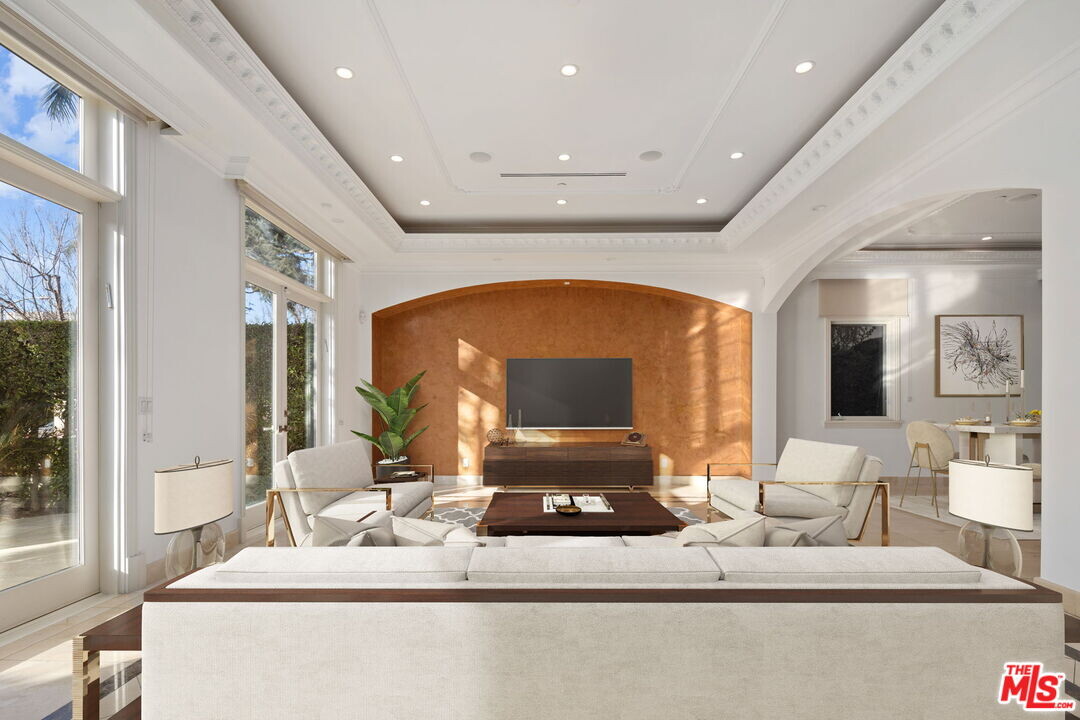 156 S Clark Dr in Beverly Hills, CA - Building Photo