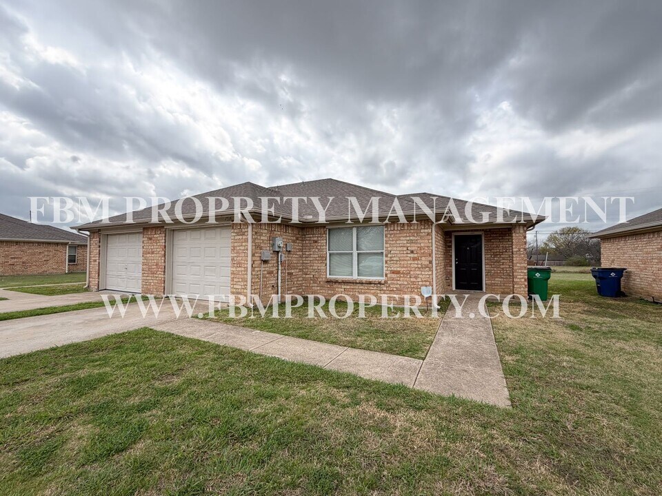 1516 Drexal Dr in Waxahachie, TX - Building Photo
