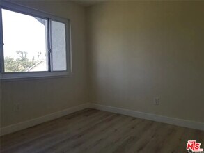 18601 W Lassen St in Los Angeles, CA - Foto de edificio - Building Photo