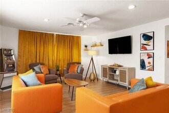 1013 Francis Ave in Las Vegas, NV - Foto de edificio - Building Photo