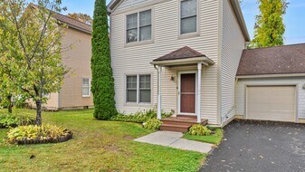 8 Stanley Dr in Great Barrington, MA - Building Photo