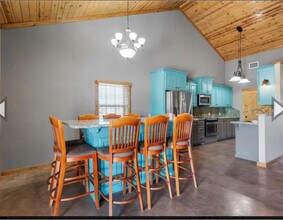 5730 Leroy Pkwy in West, TX - Foto de edificio - Building Photo