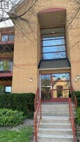 1498 Pilgrims Way in Oakville, ON - Building Photo
