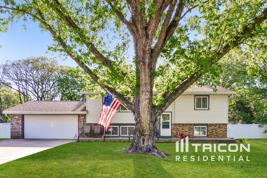12235 Hillsboro Ave in Savage, MN - Building Photo