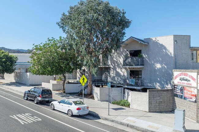 7762 Foothill Blvd in Tujunga, CA - Foto de edificio - Building Photo
