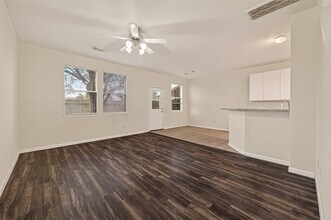 210 Drake Run Ln in Dickinson, TX - Building Photo - Building Photo