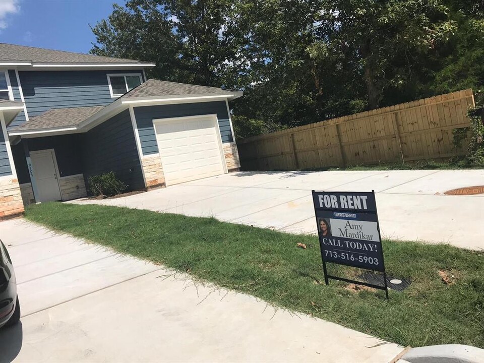 910 Shady Ln in Conroe, TX - Building Photo