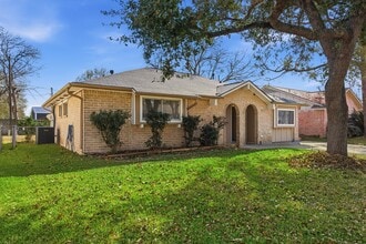 13627 Greenway Dr in Sugar Land, TX - Building Photo - Building Photo