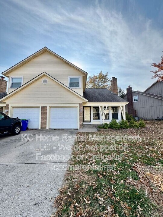 9817 W 83rd Terrace in Overland Park, KS - Building Photo