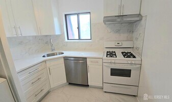 1008 N Oaks Blvd in North Brunswick, NJ - Building Photo