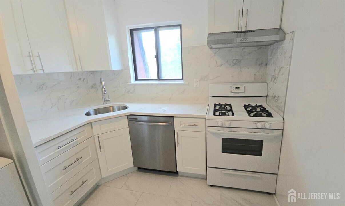 1008 N Oaks Blvd in North Brunswick, NJ - Building Photo