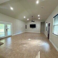 127 Comanche Trail in Elgin, TX - Building Photo - Building Photo