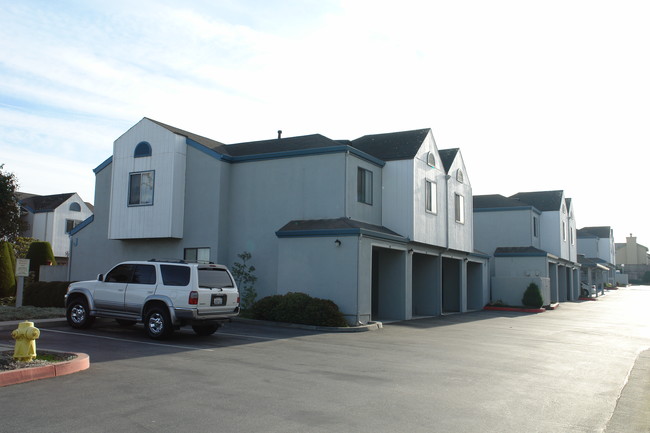 Westwind Apartments in Marina, CA - Foto de edificio - Building Photo