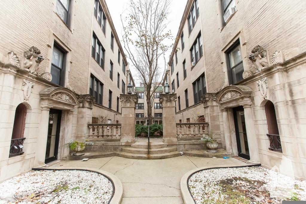 613 W Melrose St, Unit C2 in Chicago, IL - Building Photo