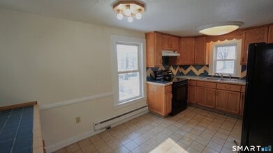 42 Woodbridge St in Manchester, CT - Building Photo - Building Photo
