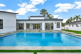 8324 SW 168th Terrace in Palmetto Bay, FL - Building Photo - Building Photo