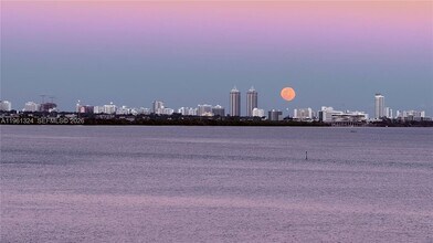 700 NE 24th St, Unit 2807 in Miami, FL - Building Photo - Building Photo