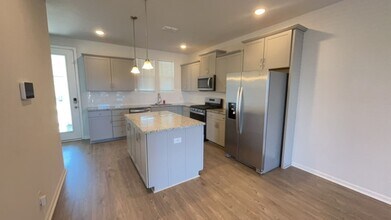 561 Blueway Ave in Summerville, SC - Building Photo - Building Photo
